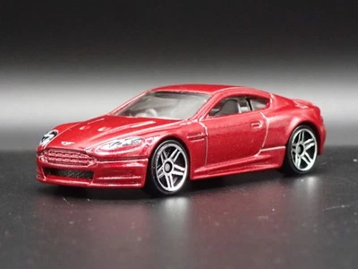 2008-2012 Aston Martin Dbs Rosso 1/64 Scala da Collezione Diorama Modellino - Immagine 1 di 4