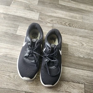 Nike Tanjun Black Athletic Shoes Women’s Size 8.5 - Picture 1 of 5