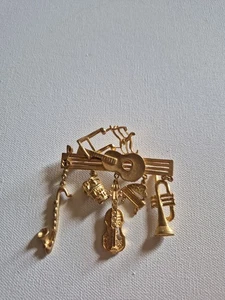 Broche prendedor ultra artesanal para guitarra e instrumentos musicales tono dorado - Imagen 1 de 6