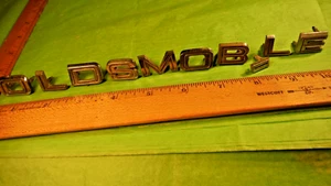 BX35 Oldsmobile coperchio bagagliaio lettera emblemi vintage anni 70 #386330-39 TAGLIO - Foto 1 di 9