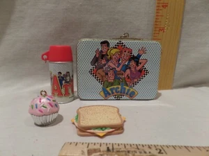 *ARCHIE* VINTAGE 2003 "CARLTON CARDS" LUNCHBOX WITH THE GANG ORNAMENT / THERMOS - Picture 1 of 5