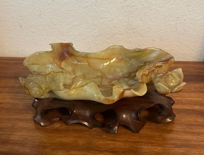 Antiguo tazón de lavadora de cepillo de flor de loto de jade tallado chino con soporte de exhibición Foto 1 de 4