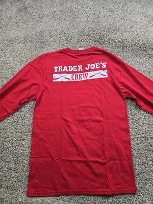 Camiseta Trader Joes Mediana Para Hombre Roja Manga Larga Cuello Redondo Uniforme de Empleado Foto 1 de 4