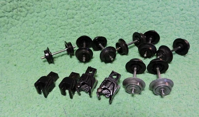 S American Flyer 4) Couplers 2) Metal Wheels 6) FREIGHT WHEELS - 50's 60's Lot E - Image 1 of 3