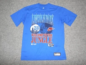 NIKE QUEENS NY VS NY LINCOLN PARK 2024 HERREN SMALL WELCOME TO THE JUNGLE T-SHIRT - Bild 1 von 4