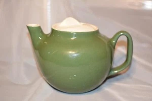 Antigua tetera vintage de cerámica verde militar de mediados de siglo - Imagen 1 de 1