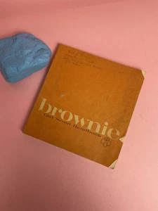 Libro de tapa blanda ilustrado de bolsillo manual Brownie Girl Scout de colección edición 1963 - Imagen 1 de 9