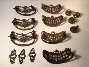 Lot Antique Victorian Brass Fancy Drawer Hardware Pulls HANDLES Knobs Keyhole - Foto 1 di 12