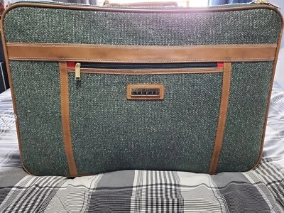 Maleta de equipaje Oscar de la Renta con juego de bolsa de ropa: tweed verde.  Foto 1 de 4