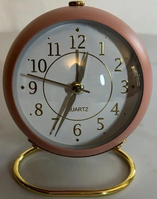 Reloj despertador de mesa estilo retro con adorno de metal rosa con retroiluminación bajo demanda Foto 1 de 2