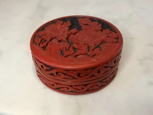 Scatola rotonda vintage cinese lacca rossa intagliata cinabro 2-7/8" - Foto 1 di 8