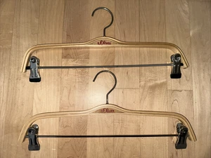 2 Stück * Hosen + Kleiderbügel * Holzkleiderbügel * s.Oliver * 38 x 18 x 1 - Bild 1 von 7