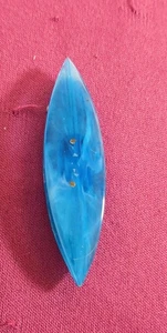 VINTAGE PLASTIC TATTING SHUTTLE - PEARLISED MEDIUM BLUE - Picture 1 of 3