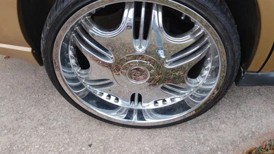 Juego de 4 ruedas Mandretti cromadas de 22 pulgadas y neumáticos de bajo perfil cada uno Foto 1 de 4