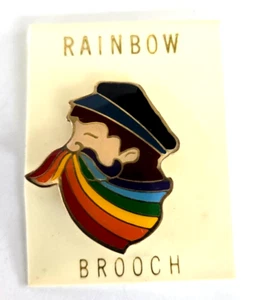 Vintage Regenbogen Mann mit Schnurrbart & Kappe Emaille goldfarbene Anstecknadel 1,25" in Karte - Bild 1 von 6