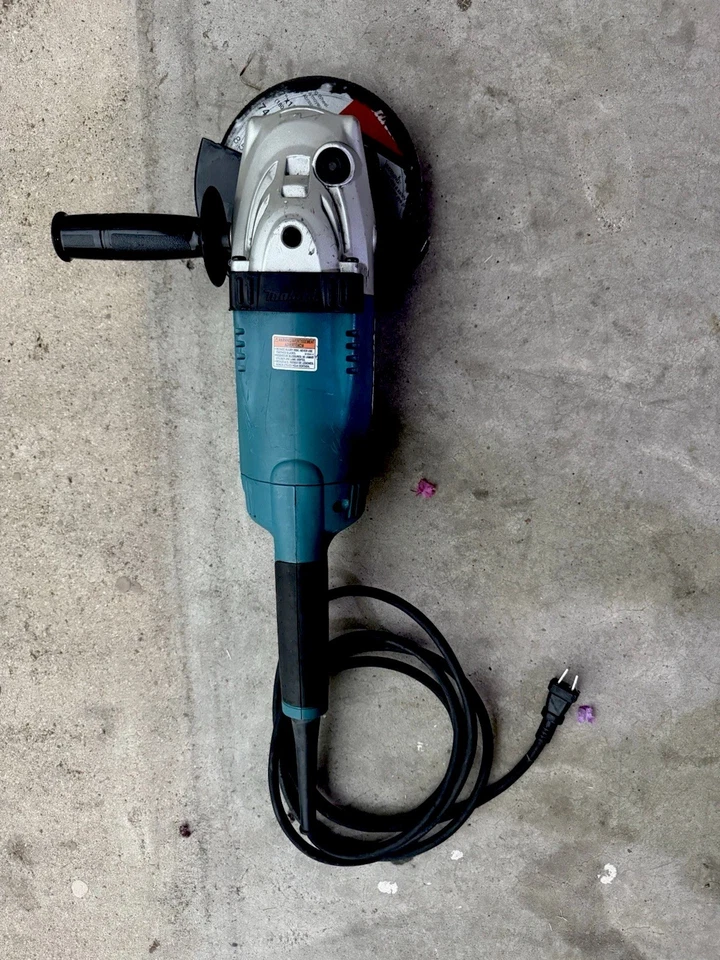 Amoladora angular con cable Makita GA7021 7” 15,0 amperios, sin interruptor de bloqueo, 6600 rpm Foto 1 de 4