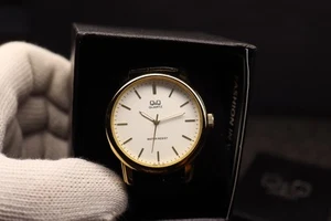 Q&Q Japan Herrenuhr Gold Lünette Rund Weißes Ziffernblatt Schwarz Leder Neu - Bild 1 von 5