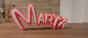 LETRERO DE PLACA DE IDENTIFICACIÓN MARTA PERSONALIZADO DISNEY ETIQUETA DE PUERTA PERSONALIZADA FUENTE PARED DORMITORIO ROSA - Imagen 1 de 2