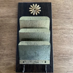 Organizador de correo vintage moderno de mediados de siglo montado en la pared con ganchos para llaves metal latón - Imagen 1 de 5