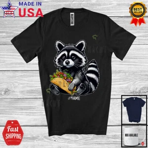 Maßgeschneiderter Name Waschbär halten Taco, entzückender Waschbär Koch kochen, Essen T-Shirt - Bild 1 von 7