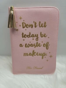 Cremallera Too Faced ""Don't Let Today Be A Waste Of Makeup"" con estuche rosa borla NUEVO - Imagen 1 de 4