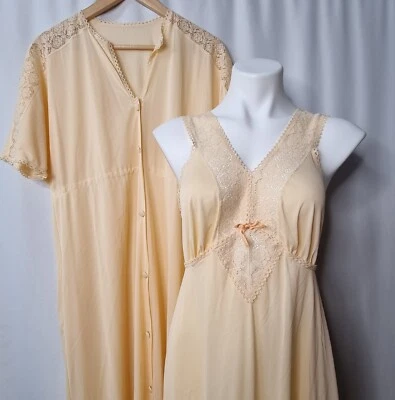 VTG Vanity Fair SET 2 Pcs Sz 38 Peignoir Silky Lace Gown Robe Ecru Peach Cream - Изображение 1 из 4