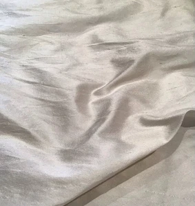 100% SILK SMOOTH DUPION IVORY FABRIC REMNANT 46 CMS. X  82 CMS. NEW & FREEPOST! - Picture 1 of 6