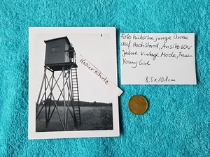 altes Foto hübsche junge Dame auf Hochstand Ansitz 60er Jahre Vintage Mode Fraue - Bild 1 von 5