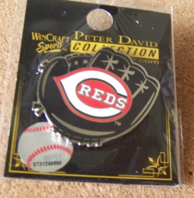 Cincinnati Reds logo mitt / glove pin MLB 2009 - Image 1 of 4