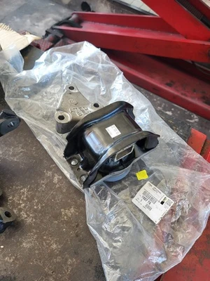 SUPPORTO MOTORE ANTERIORE DESTRO NUOVO ORIGINALE PEUGEOT 307 2.0 HDI 9640465980 - Immagine 1 di 4