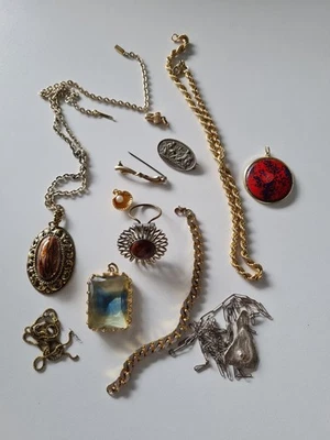 Modeschmuck aus Erbmasse, Ketten, Anstecker, Anhänger usw., Konvolut - Bild 1 von 4