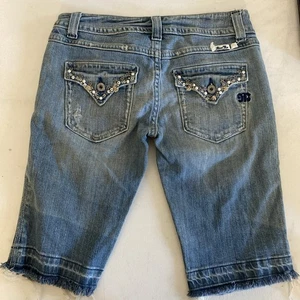 Miss Me Bermuda Jeansshorts Damen Größe 28 Distressed Herzanhänger - Bild 1 von 14