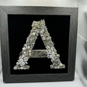 Schmuck verzierter Buchstabe "A" mit altem & neuem Schmuck, Perlen, Strass etc 9x9 - Bild 1 von 9