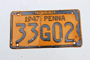 VINTAGE ANTIQUE 1947 PENNA LICENSE PLATE 33G02 GARAGE MAN CAVE DECOR - Picture 1 of 1