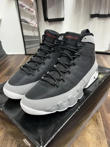 Nike Air Jordan 9 Retro 2022 Herren Gr. 10,5 Black Particle Grey Red (CT8019-060) - Bild 1 von 8