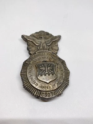 DEPARTMENT OF THE AIR FORCE SECURITY POLICE ANTIQUE USA PIN BADGE AUTHENTIC - Image 1 of 3