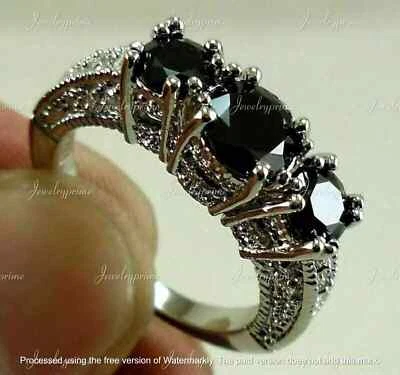 Anillo de 3 piedras de diamantes negros creado en laboratorio de corte redondo de 2 quilates enchapado en oro blanco de 14 k Foto 1 de 3