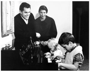 JEFFREY HUNTER und Frau Joan tolles 8x10 noch mit Söhnen spielen Klavier -- B836 - Bild 1 von 1