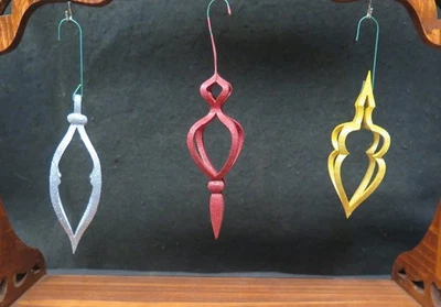 Enfeites de árvore feitos à mão de madeira cortada em composto. Lote de três - Imagem 1 de 4