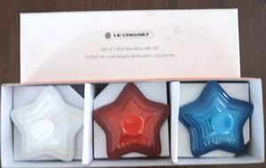 Nuevo en caja Juego de 3 tapas LE CREUSET Star Ramekins 6 oz Cerise rojo blanco azul Marsella - Imagen 1 de 8