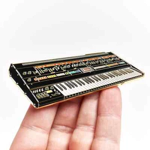 Pin sintetizador de teclado Roland Jupiter 8 - Imagen 1 de 5