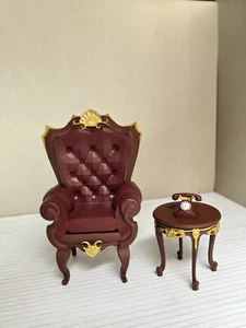Vintage Ledersessel mit Tisch und antikem Telefon, Miniatur im Maßstab 1:12 - Bild 1 von 8