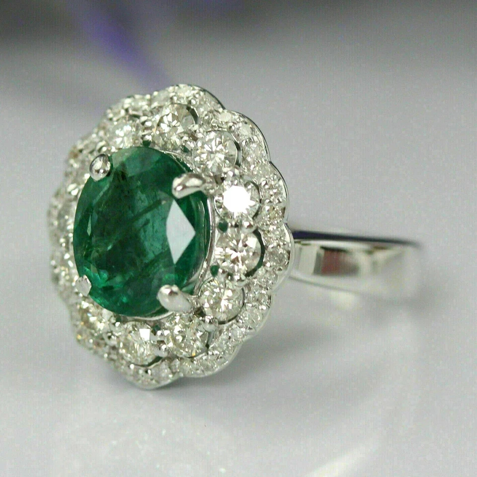 Alianza de oro blanco de 14 quilates con halo de diamantes esmeralda verde corte ovalado de 2,15 quilates Foto 1 de 4