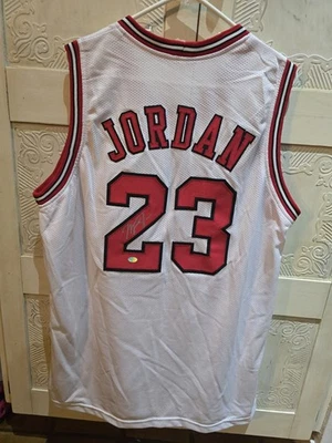 Camiseta deportiva de novato local firmada por Michael Jordan de los Chicago Bulls Foto 1 de 4