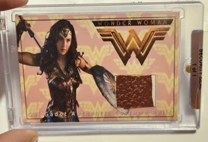 Mujer Maravilla Pantalla Usado Disfraz Tarjeta de utilería Reliquia Película Memorabilia Gal Gadot Casi Nuevo - Imagen 1 de 20