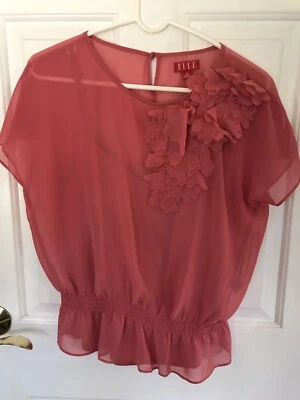 Blusa top con volantes ELLE para mujer talla XS color coral 2 piezas con camisola en muy buena condición Foto 1 de 4