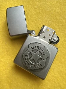Zippo 2000 Marshal Dodge Stadt selten - Bild 1 von 9