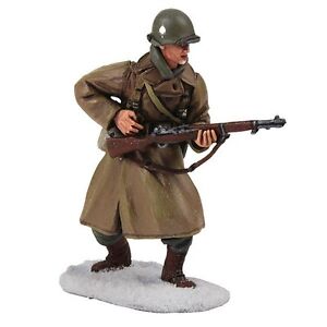 W Britain U.S. 101st Airborne Infantry Wearing Overcoat Reaching for Ammo 25040