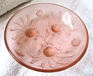 VTG frosted pink glass serving dish. Three-footed made from the scallop design. - Picture 1 of 3