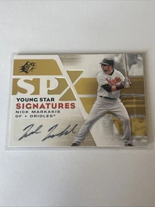 2008 SPx Nick Markakis Auto - Young Star Signatures #YSS-MA - Foto 1 di 2